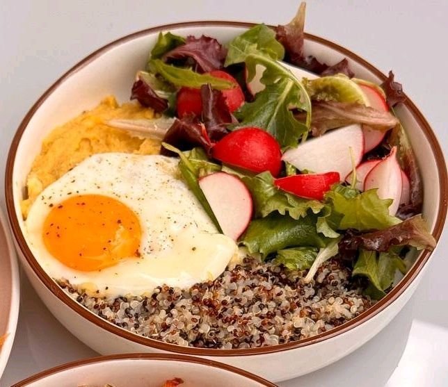 Breakfast with Quinoa, Pumpkin Purée, Cheese Egg & Light Salad