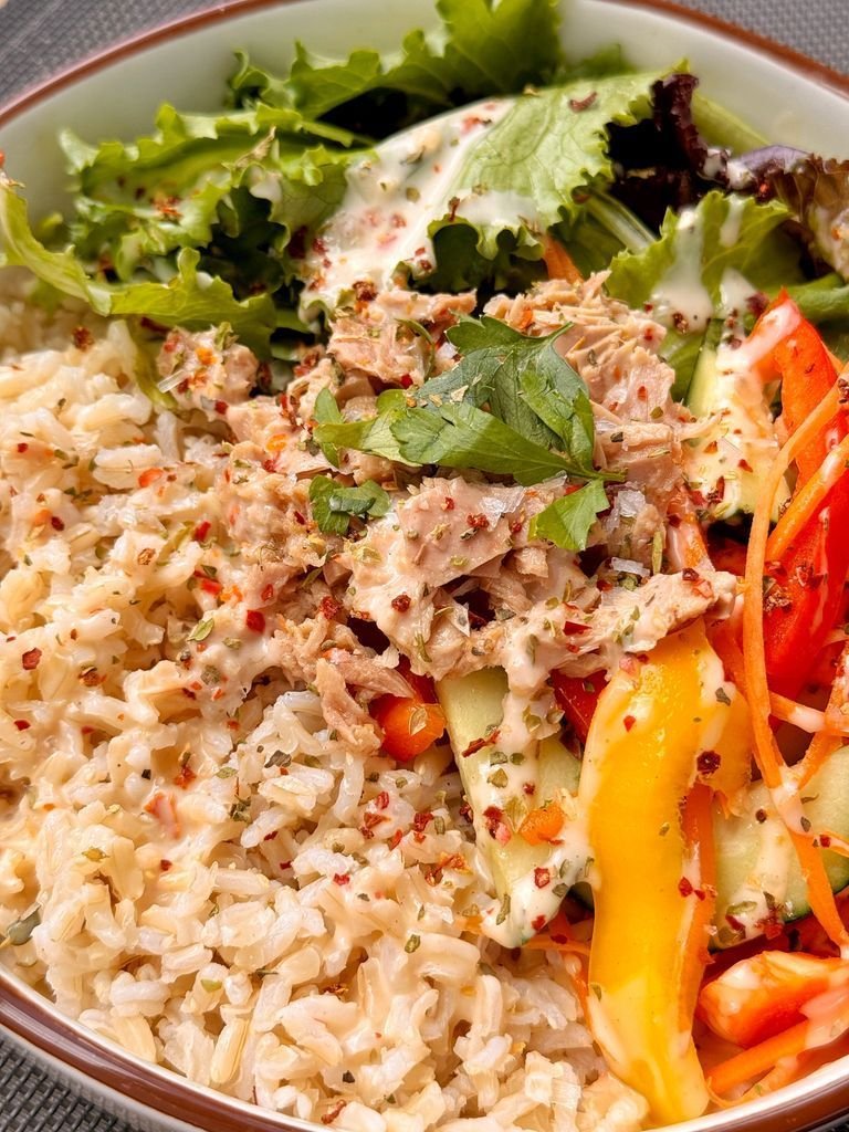 Tuna bowl with pepper salad