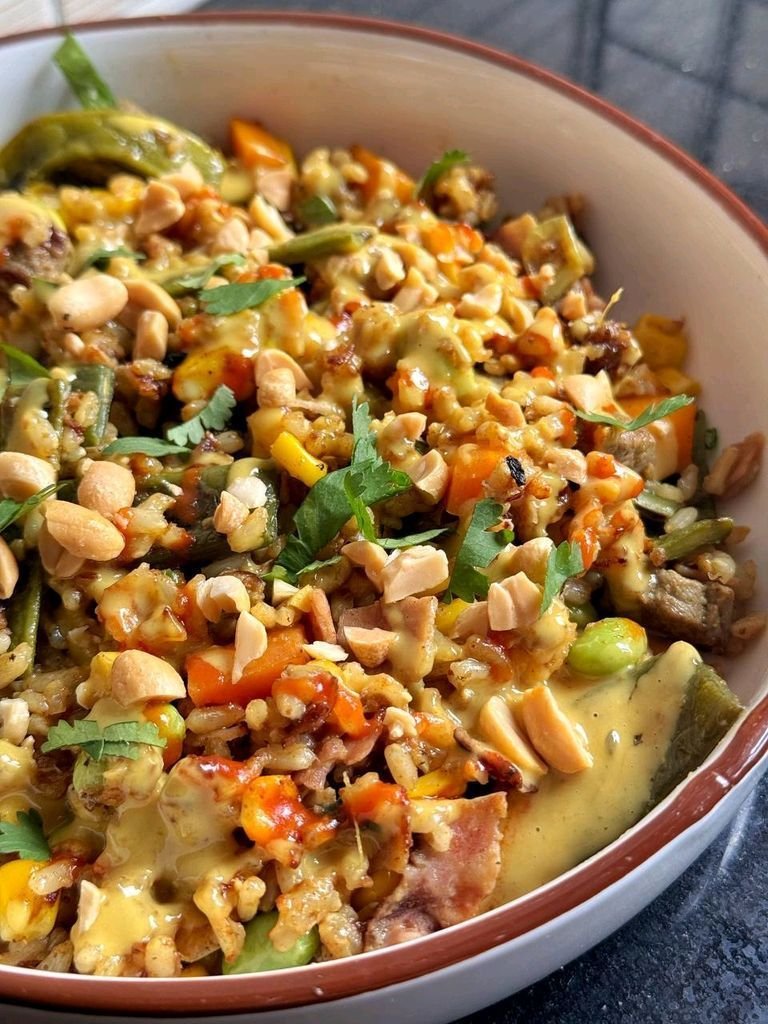 Fried rice with beef and peanut sauce