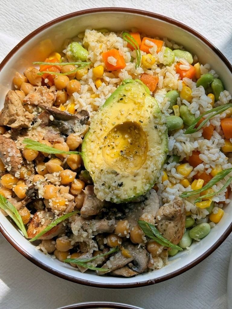Rice with creamy stew and avocado