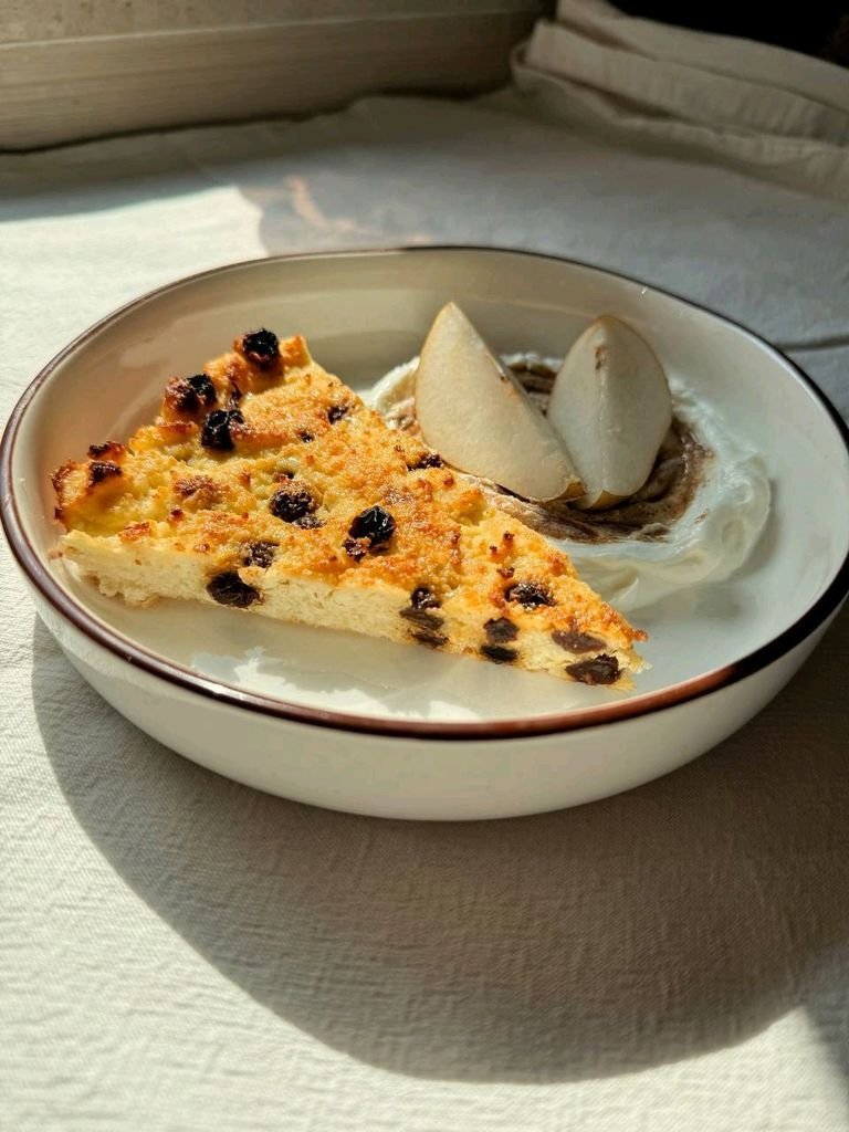 Cheese bake with yogurt, fruits, and peanut butter