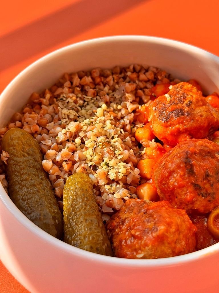 Buckwheat with meatballs