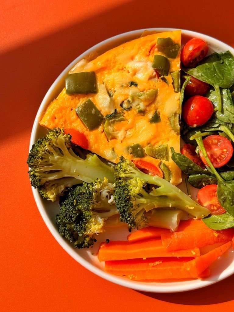 Frittata with vegetables and salad