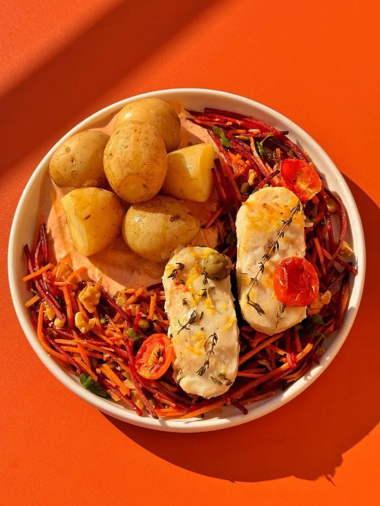 Fish with potatoes and beetroot salad