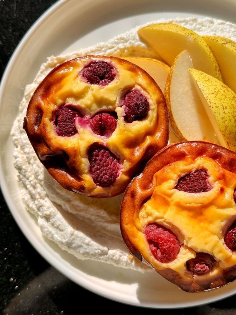 Cheesecakes with yogurt and pear