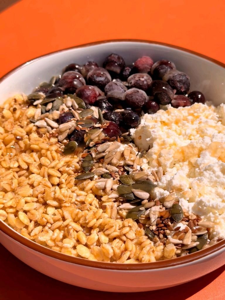 Flakes with cheese and berries