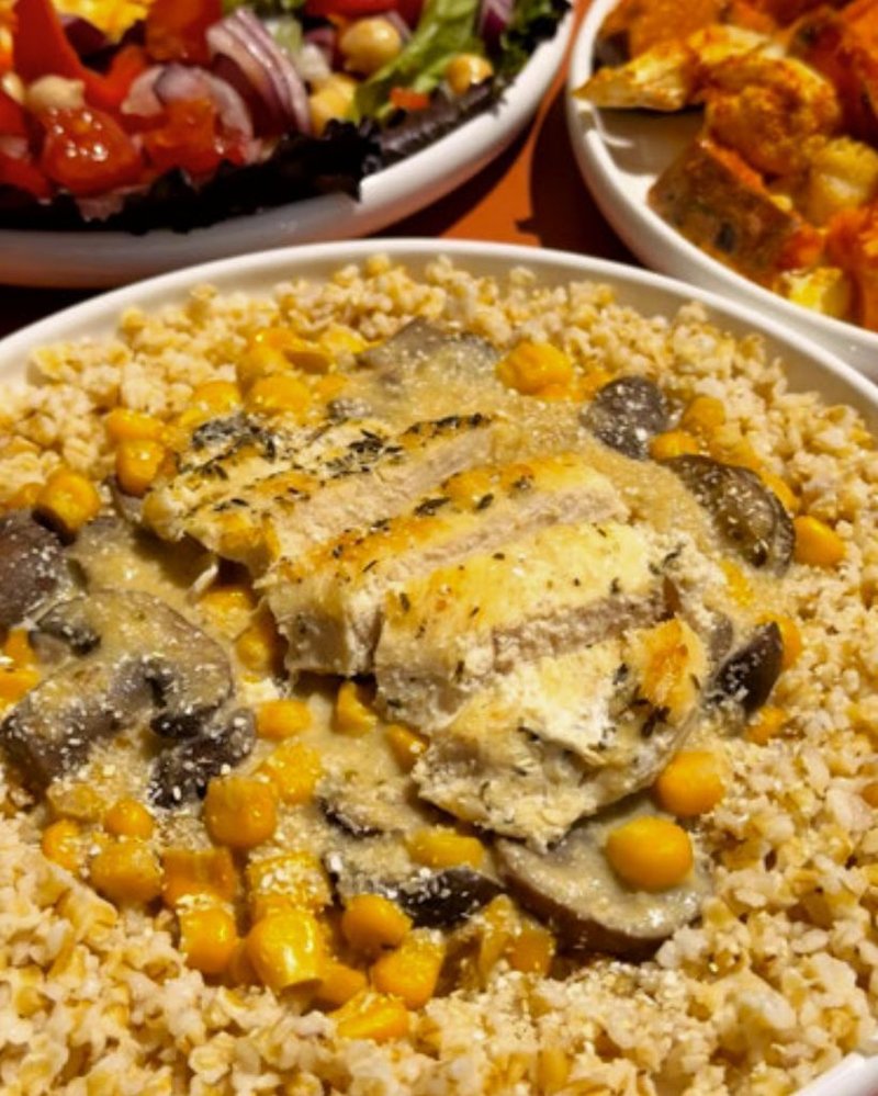 Bulgur with chicken and cheese sauce