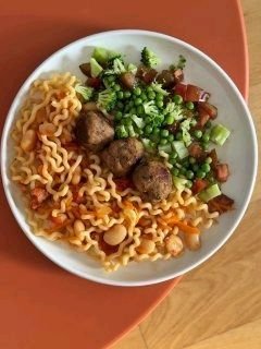 Pasta with meatballs and salad