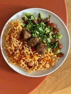 Pasta with meatballs and salad