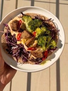 Tortillas with salad and meatballs