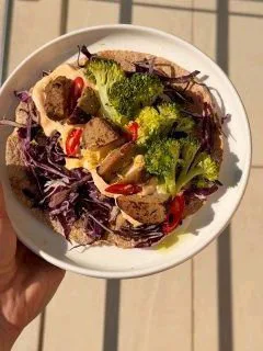 Tortillas with salad and meatballs