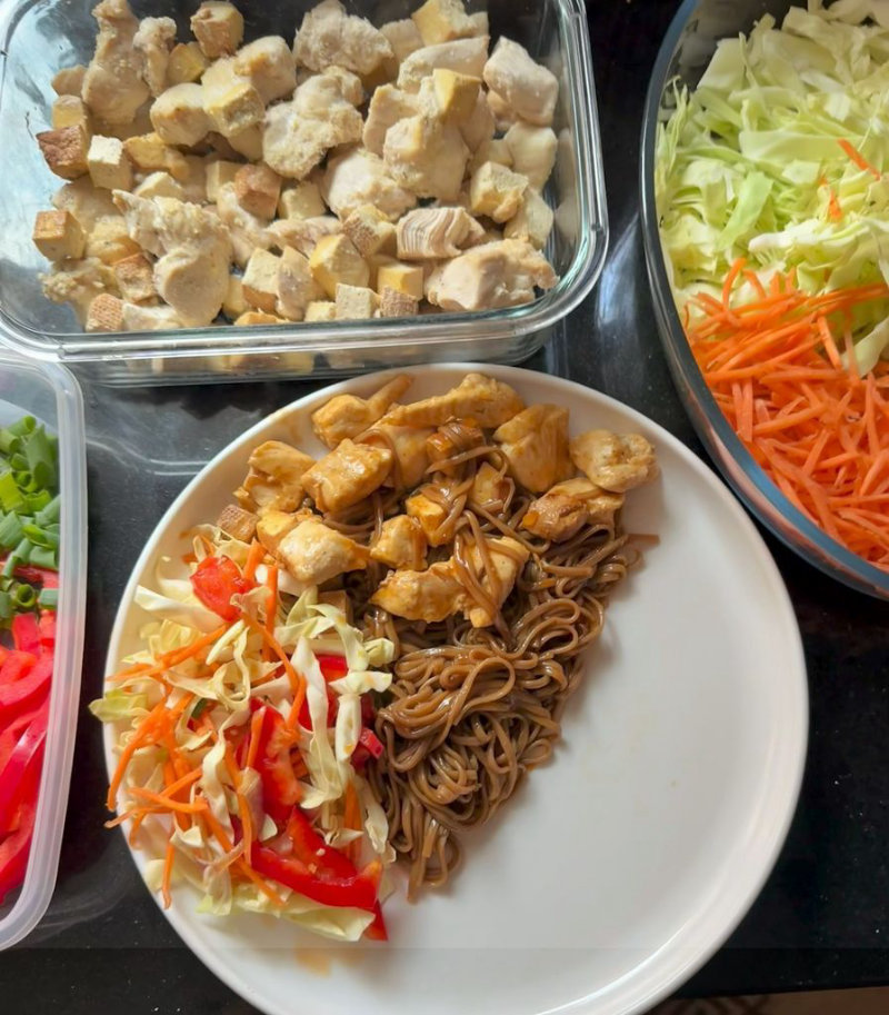 Noodles with orange chicken and vegetables