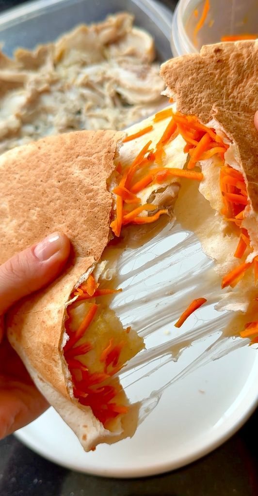 Тортилья з сиром та м'ясом курки