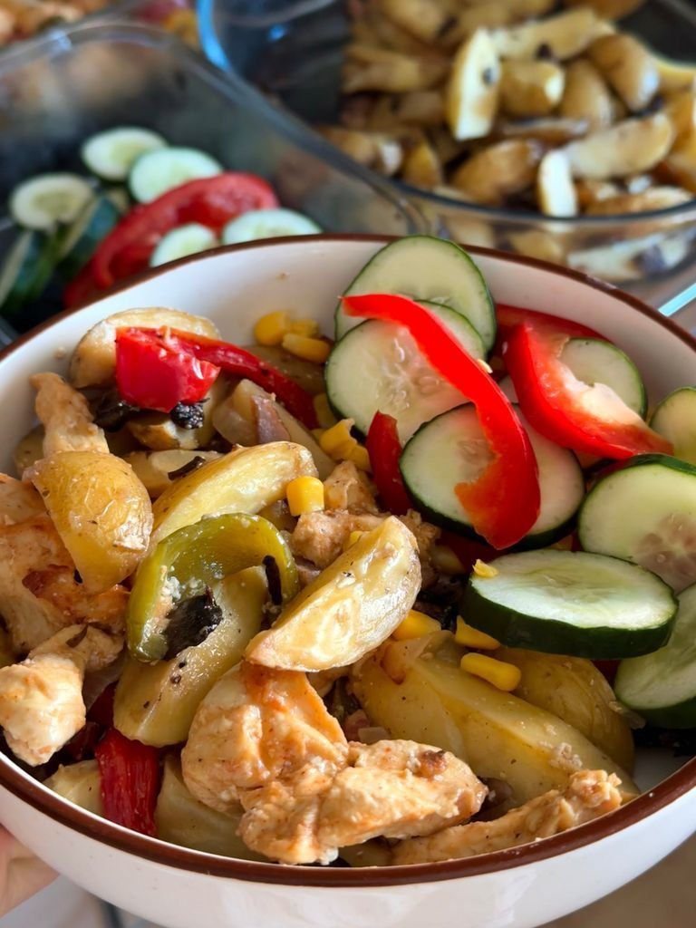 Картопля з куркою фахітас, огірковим соусом та маринованим нутом