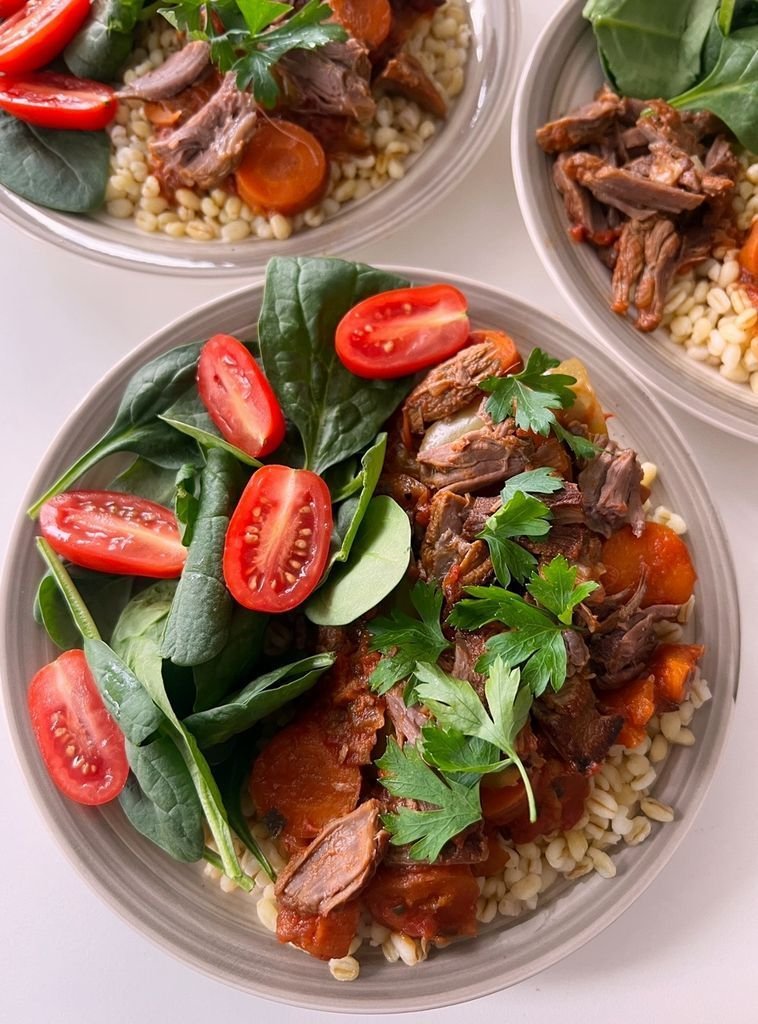 Bulgur with beef and salad mix