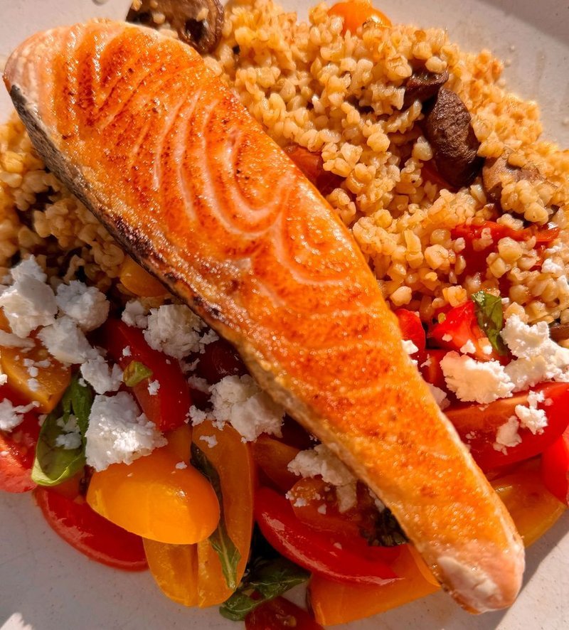 Salmon with Bulgur and Tomato Salad