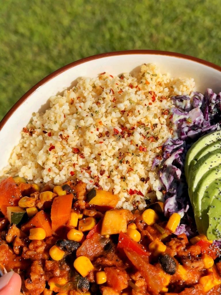 Bulgur with chili and salad