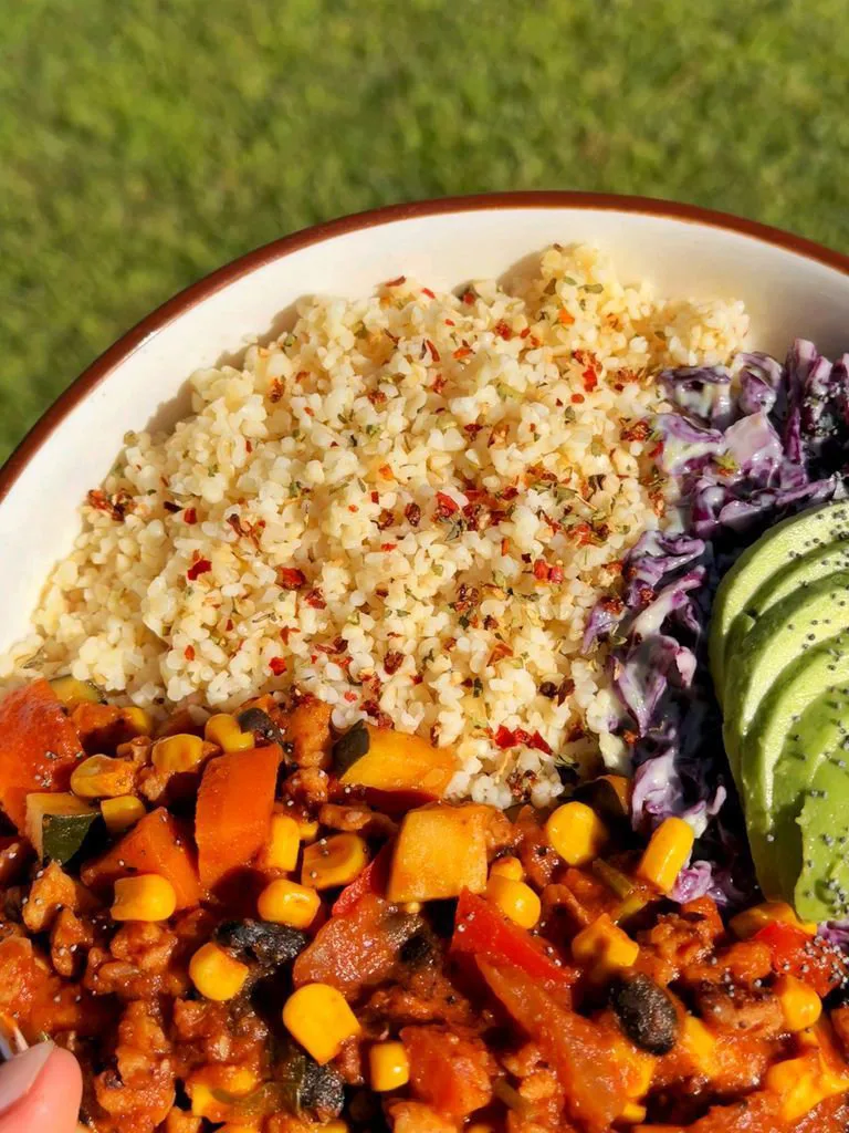 Bulgur with chili and salad