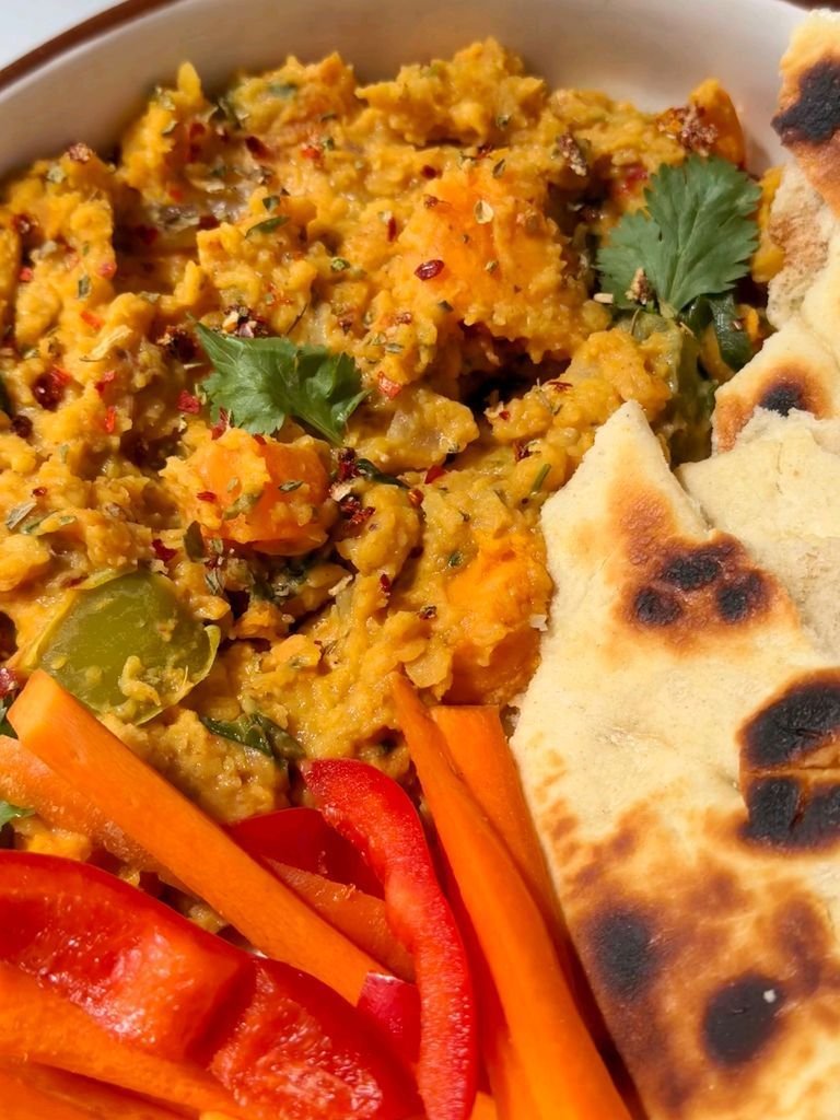 Daal with pita bread or naan and vegetables